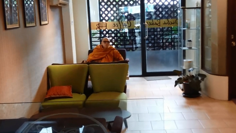 ร้องสอบพฤติกรรมพระสโลว์ไลฟ์ สั่งกาแฟ-นั่งหลับที่ร้านทุกวัน 