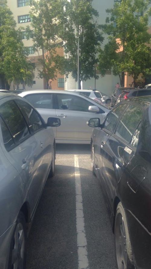 จอดรถซ้อนคัน ดึงเบรกมือ