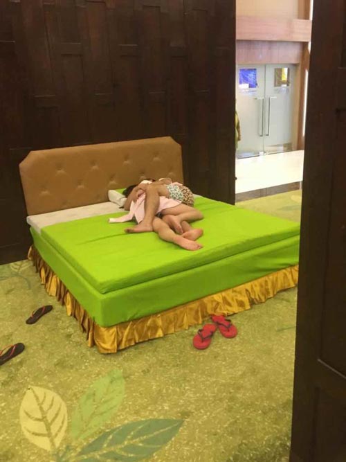 นักท่องเที่ยวจีน นอนกอดก่ายกันบนเตียงสินค้าโชว์