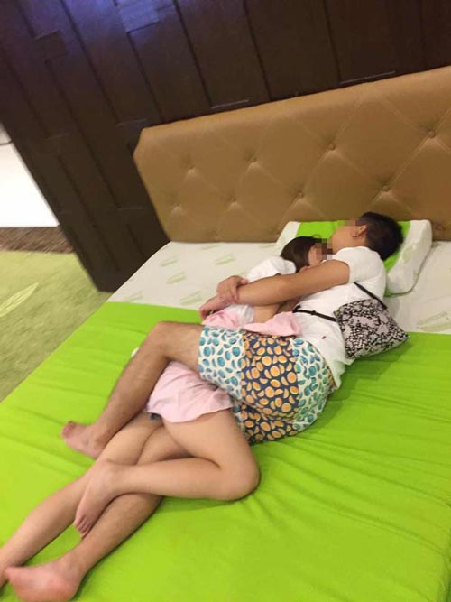 นักท่องเที่ยวจีน นอนกอดก่ายกันบนเตียงสินค้าโชว์