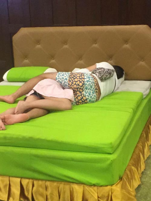 นักท่องเที่ยวจีน นอนกอดก่ายกันบนเตียงสินค้าโชว์