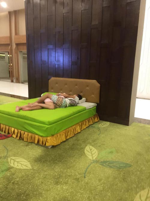 นักท่องเที่ยวจีน นอนกอดก่ายกันบนเตียงสินค้าโชว์