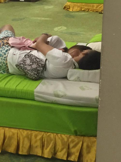 นักท่องเที่ยวจีน นอนกอดก่ายกันบนเตียงสินค้าโชว์