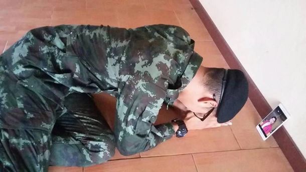 ทหารกราบแม่ผ่านมือถือ