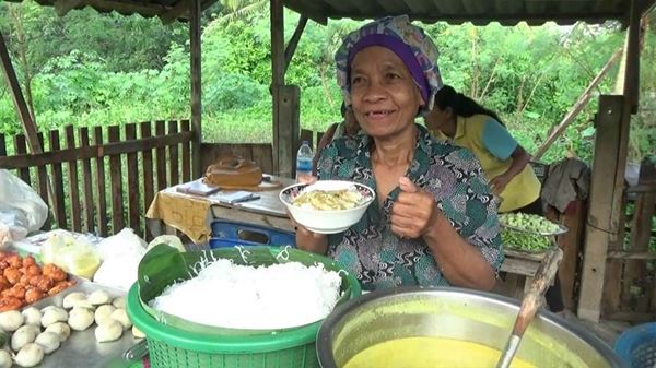 คุณยายเมืองตรัง ขายขนมจีนถูกสุด ๆ จานละ 5 บาท