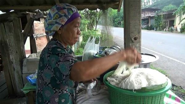 คุณยายเมืองตรัง ขายขนมจีนถูกสุด ๆ จานละ 5 บาท