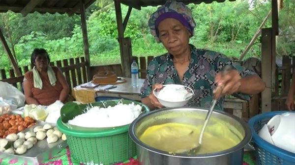 คุณยายเมืองตรัง ขายขนมจีนถูกสุด ๆ จานละ 5 บาท