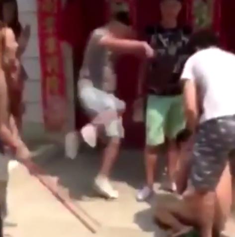 รุมยำหนุ่มข่มขืนสุนัขถ่ายทอดสด