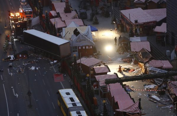 รถบรรทุกชนตลาดคริสต์มาส