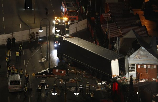 รถบรรทุกชนตลาดคริสต์มาส