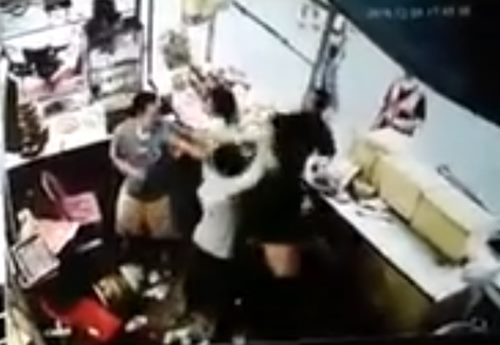 เจ้าของร้านค้าถูกวินมอเตอร์ไซค์ตะลุมบอน หลังวินขับรถเฉี่ยวลูกสาวเจ็บ