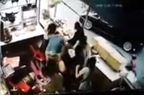 เจ้าของร้านค้าถูกวินมอเตอร์ไซค์ตะลุมบอน หลังวินขับรถเฉี่ยวลูกสาวเจ็บ