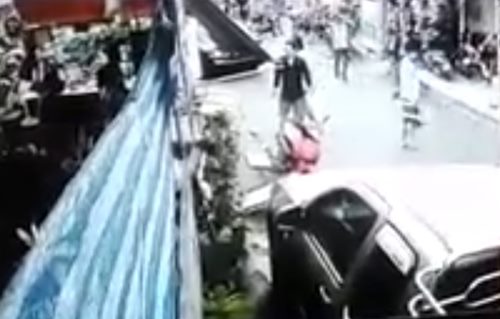 เจ้าของร้านค้าถูกวินมอเตอร์ไซค์ตะลุมบอน หลังวินขับรถเฉี่ยวลูกสาวเจ็บ