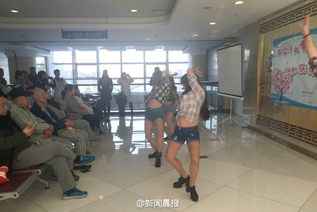 โรงพยาบาลจ้างสาวโคโยตี้เต้นยั่วรับปีใหม่