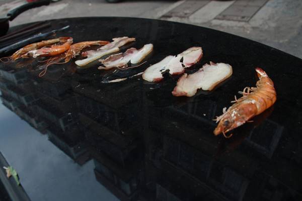 ปิ้งย่างบนกระโปรงรถ