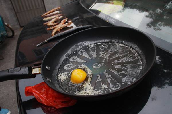 ปิ้งย่างบนกระโปรงรถ