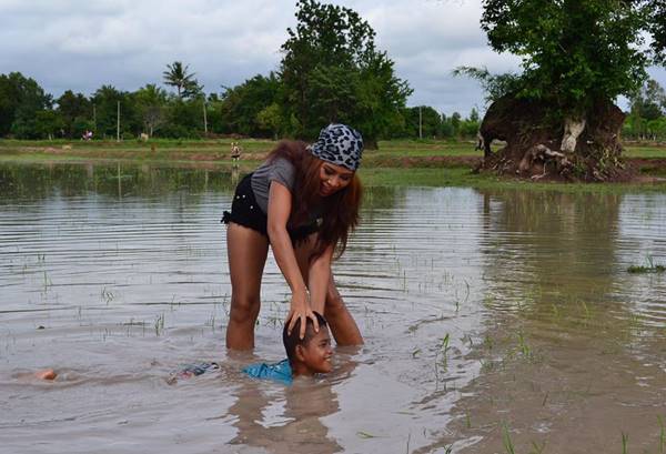 หนุ่มฝรั่งพบรักสาวไทย ใช้ชีวิตคู่เรียบง่ายในบ้านนา