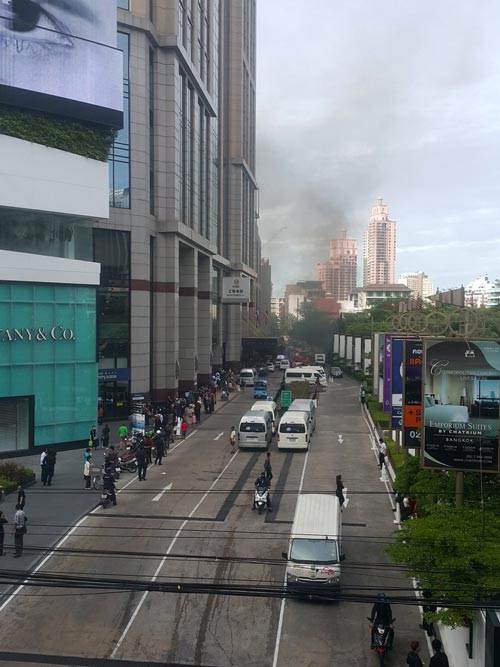 ไฟไหม้ลานจอดรถห้าง ดิ เอ็มโพเรียม