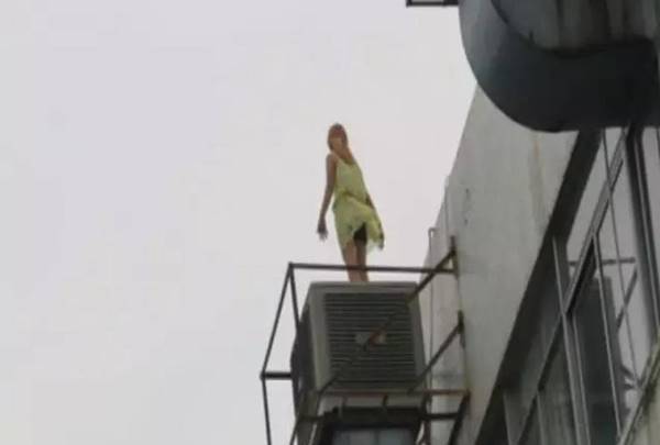 สาวโรงงานเครียดจัดจะโดดตึกตาย หลังนายไม่ยอมให้ลางาน 