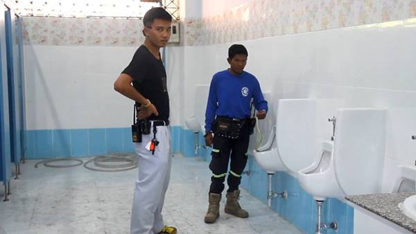 นักเรียนโคราชสะดุ้ง เจองูเขียวขดตัวในโถปัสสาวะโรงเรียน