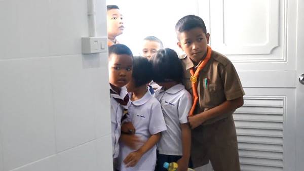 นักเรียนโคราชสะดุ้ง เจองูเขียวขดตัวในโถปัสสาวะโรงเรียน