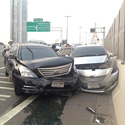 อุทาหรณ์นักปาด ไร้น้ำใจ-ไม่ให้ทาง สุดท้ายเสียหลักชนสนั่น 4 คันรวด