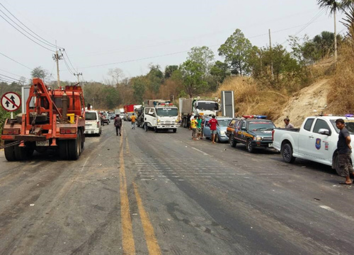 รถพ่วง 22 ล้อ เบรกแตกทางลงเขา พุ่งชน 8 คันรวด