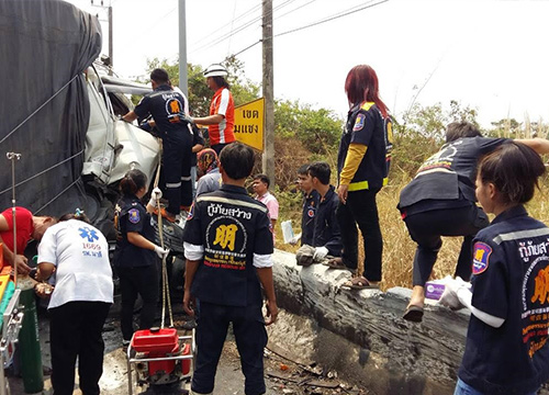 รถพ่วง 22 ล้อ เบรกแตกทางลงเขา พุ่งชน 8 คันรวด