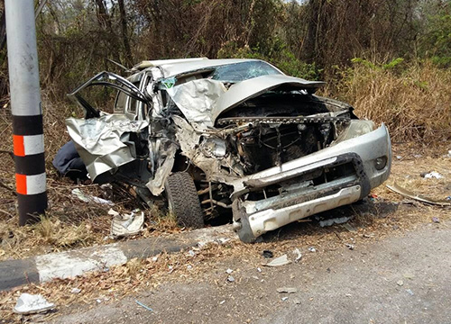 รถพ่วง 22 ล้อ เบรกแตกทางลงเขา พุ่งชน 8 คันรวด