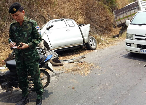 รถพ่วง 22 ล้อ เบรกแตกทางลงเขา พุ่งชน 8 คันรวด