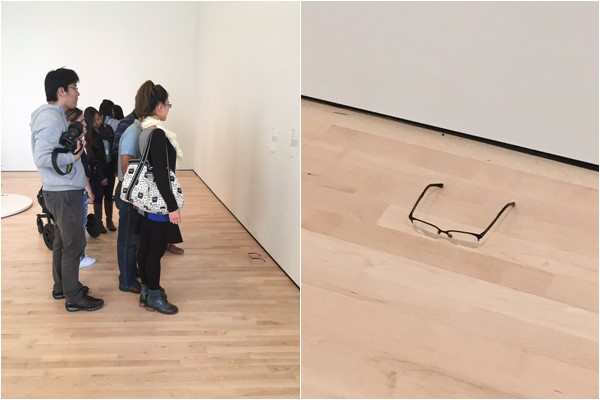 หนุ่มแกล้งทิ้งแว่นบนพื้นพิพิธภัณฑ์ คนแห่มุงเพียบ