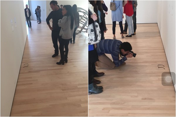 หนุ่มแกล้งทิ้งแว่นบนพื้นพิพิธภัณฑ์ คนแห่มุงเพียบ