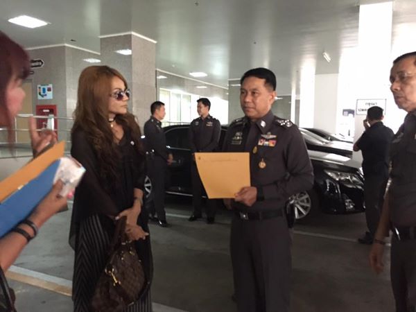 ฟ้า พรทิพา บุกเร่งคดี อั้ม เนโกะ หมิ่นเบื้องสูงปี 56