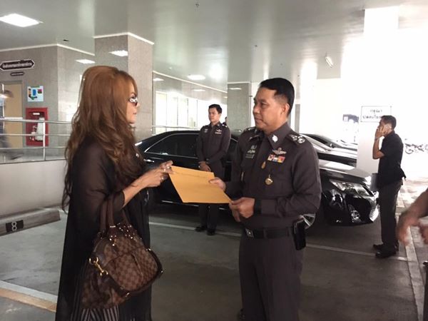 ฟ้า พรทิพา บุกเร่งคดี อั้ม เนโกะ หมิ่นเบื้องสูงปี 56