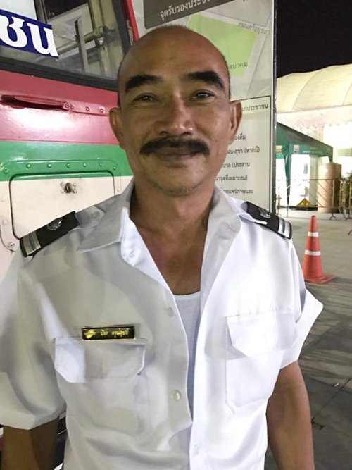 โชเฟอร์รถเมล์ที่อาสาเป็นคันสุดท้าย เก็บตกคนตกค้างที่สนามหลวง