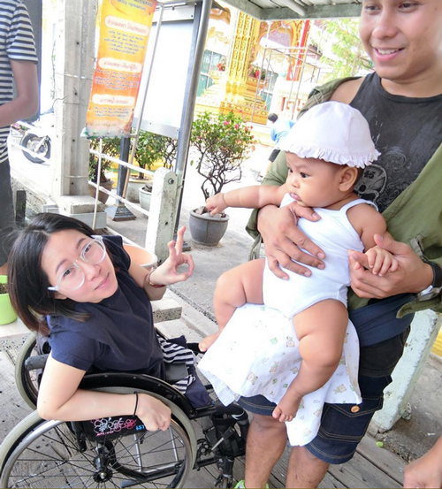 ฟ้า วิญธัชชา นางฟ้าเก้าอี้เข็น