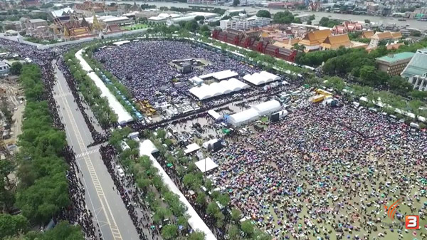 ภาพมุมสูง พสกนิกรร่วมร้องเพลงสรรเสริญพระบารมี เนืองแน่นเต็มสนามหลวง