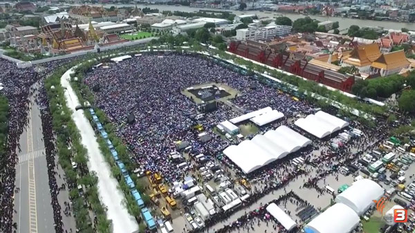 ภาพมุมสูง พสกนิกรร่วมร้องเพลงสรรเสริญพระบารมี เนืองแน่นเต็มสนามหลวง