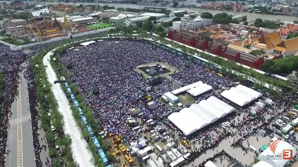 ภาพมุมสูง พสกนิกรร่วมร้องเพลงสรรเสริญพระบารมี เนืองแน่นเต็มสนามหลวง