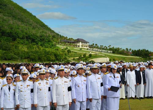 ชาวเพชรบุรีรวมตัวแปรอักษรเลข ๙ ถวายพ่อหลวง