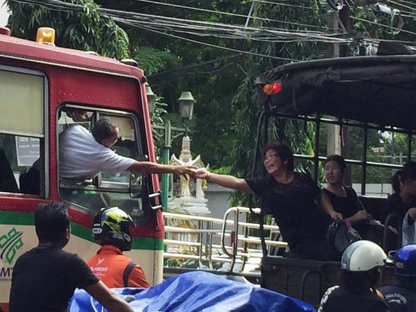 สาวใหญ่ใจดี ยื่นอาหารแบ่งปันให้คนขับรถเมล์อย่างสุดแขน ตอนรถติด