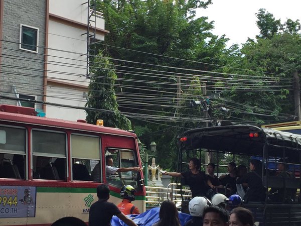 สาวใหญ่ใจดี ยื่นอาหารแบ่งปันให้คนขับรถเมล์อย่างสุดแขน ตอนรถติด