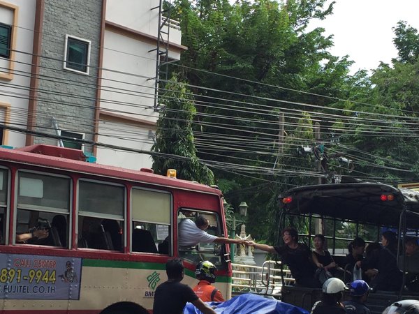 สาวใหญ่ใจดี ยื่นอาหารแบ่งปันให้คนขับรถเมล์อย่างสุดแขน ตอนรถติด