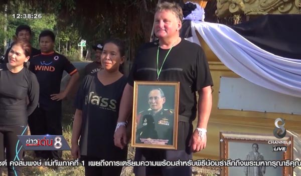 ชาวเยอรมัน วัย 58 เดินเท้าจากยโสธรเข้ากรุง ถวายความอาลัยในหลวง ร.9