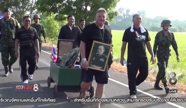 ชาวเยอรมัน วัย 58 เดินเท้าจากยโสธรเข้ากรุง ถวายความอาลัยในหลวง ร.9
