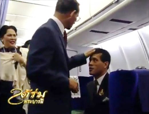 ในหลวง ร.9 ทรงจับพระหัตถ์ราชินี ลูบพระเกศาพระบรมฯ