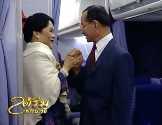 ในหลวง ร.9 ทรงจับพระหัตถ์ราชินี ลูบพระเกศาพระบรมฯ