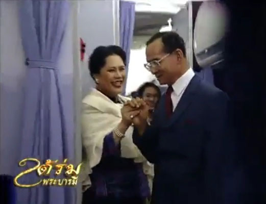 ในหลวง ร.9 ทรงจับพระหัตถ์ราชินี ลูบพระเกศาพระบรมฯ