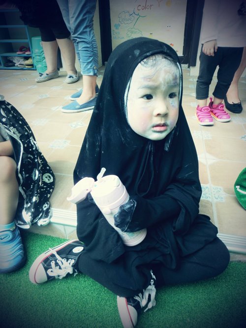 เผยหน้าสดหนูน้อยแต่งผีไร้หน้าไปงานฮาโลวีน น่ารักไม่ใช่เล่น