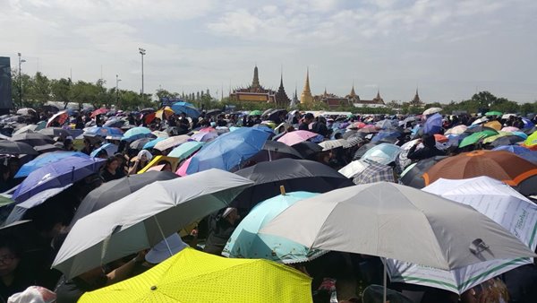 ประชาชนหลั่งไหล เตรียมร่วมร้องเพลง สรรเสริญพระบารมี